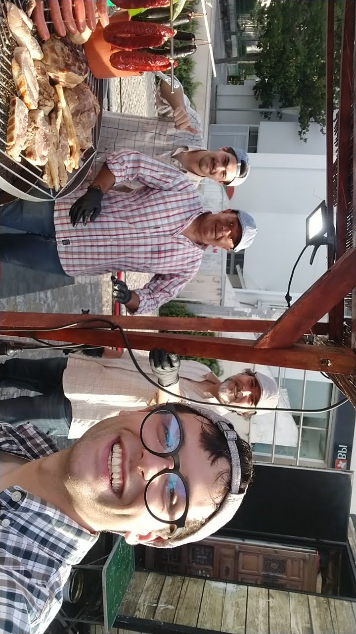 Equipa em frente ao grelhador