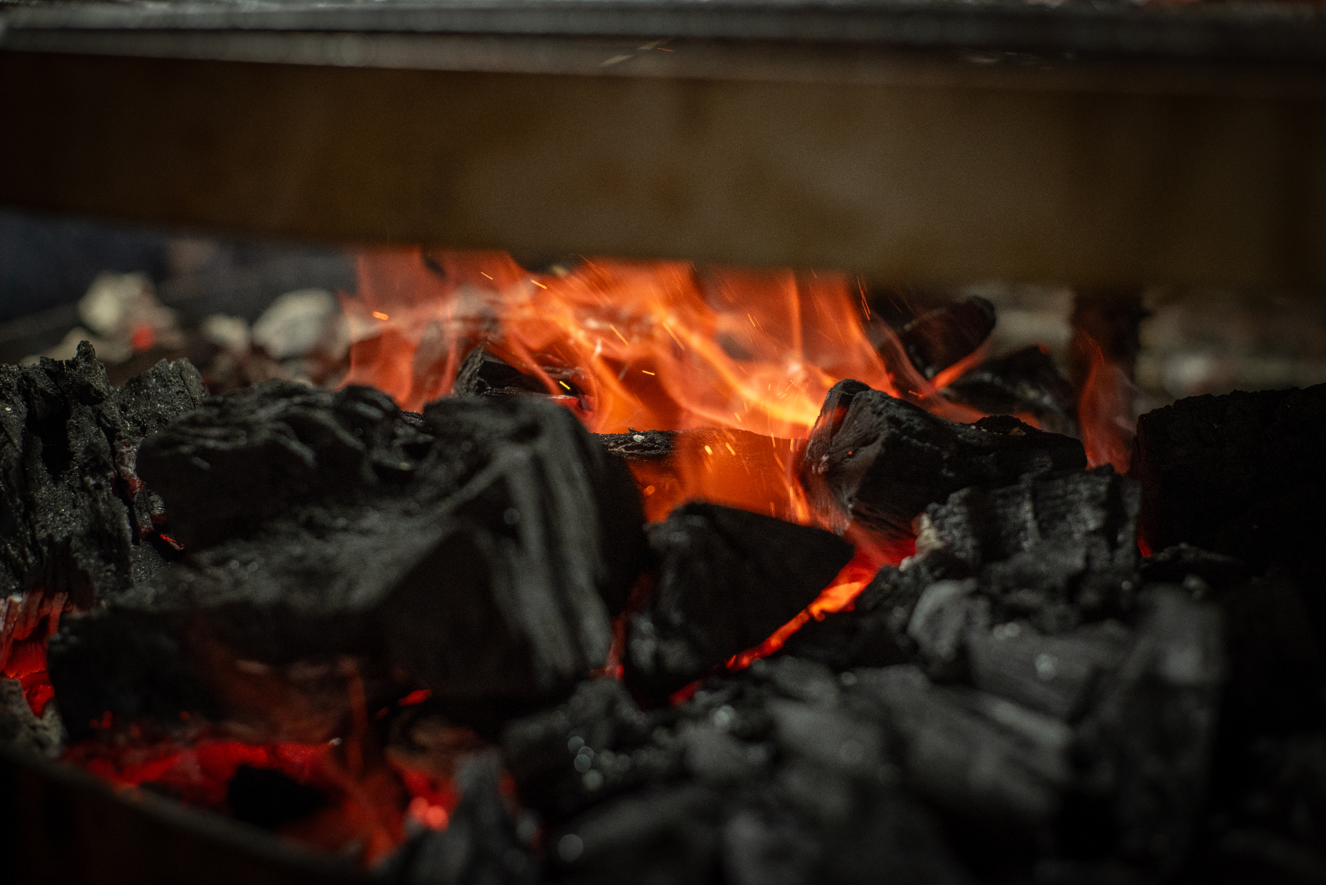 Carnes a grelhar na brasa